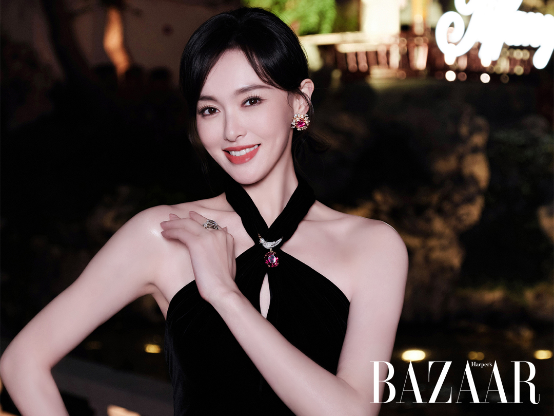 Đường Yên mách bạn cách đeo vòng cổ đẹp khi mặc đầm cổ yếm缩略图