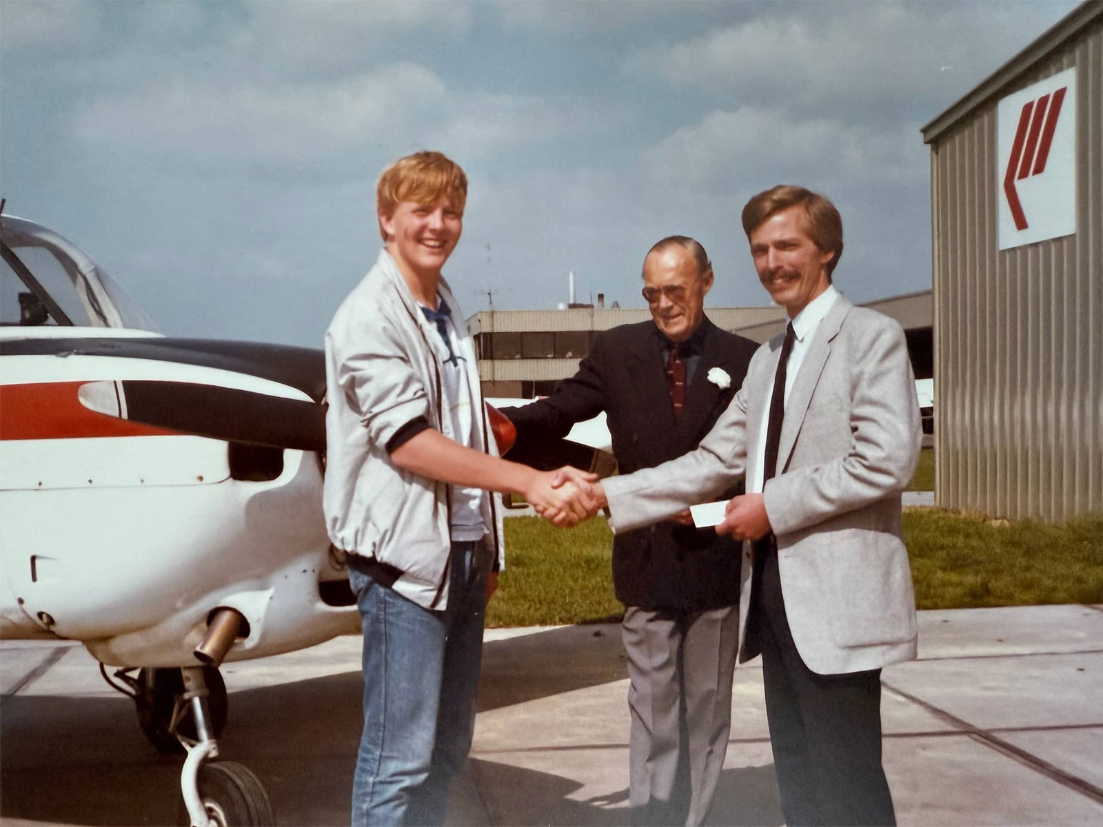 Vị vua Hà Lan hơn 40 năm làm phi công và vẫn chưa nghỉ hưu缩略图