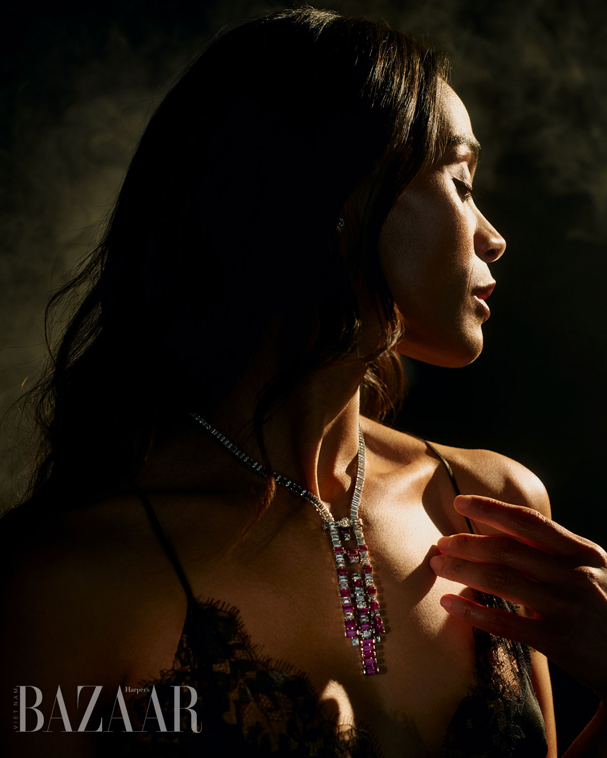 Zoe Saldaña nâng tầm slip dress với Cartier high jewelry缩略图