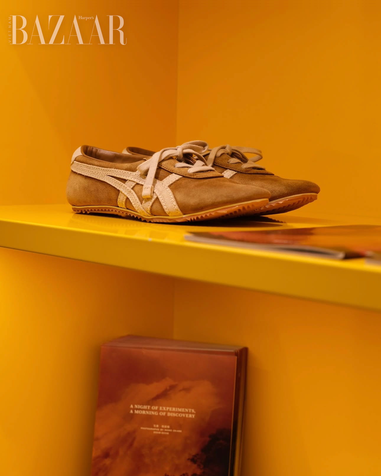 Kết hợp cùng Onitsuka Tiger, Dario Vitale kịp tung giày hit trước khi rời Versace缩略图