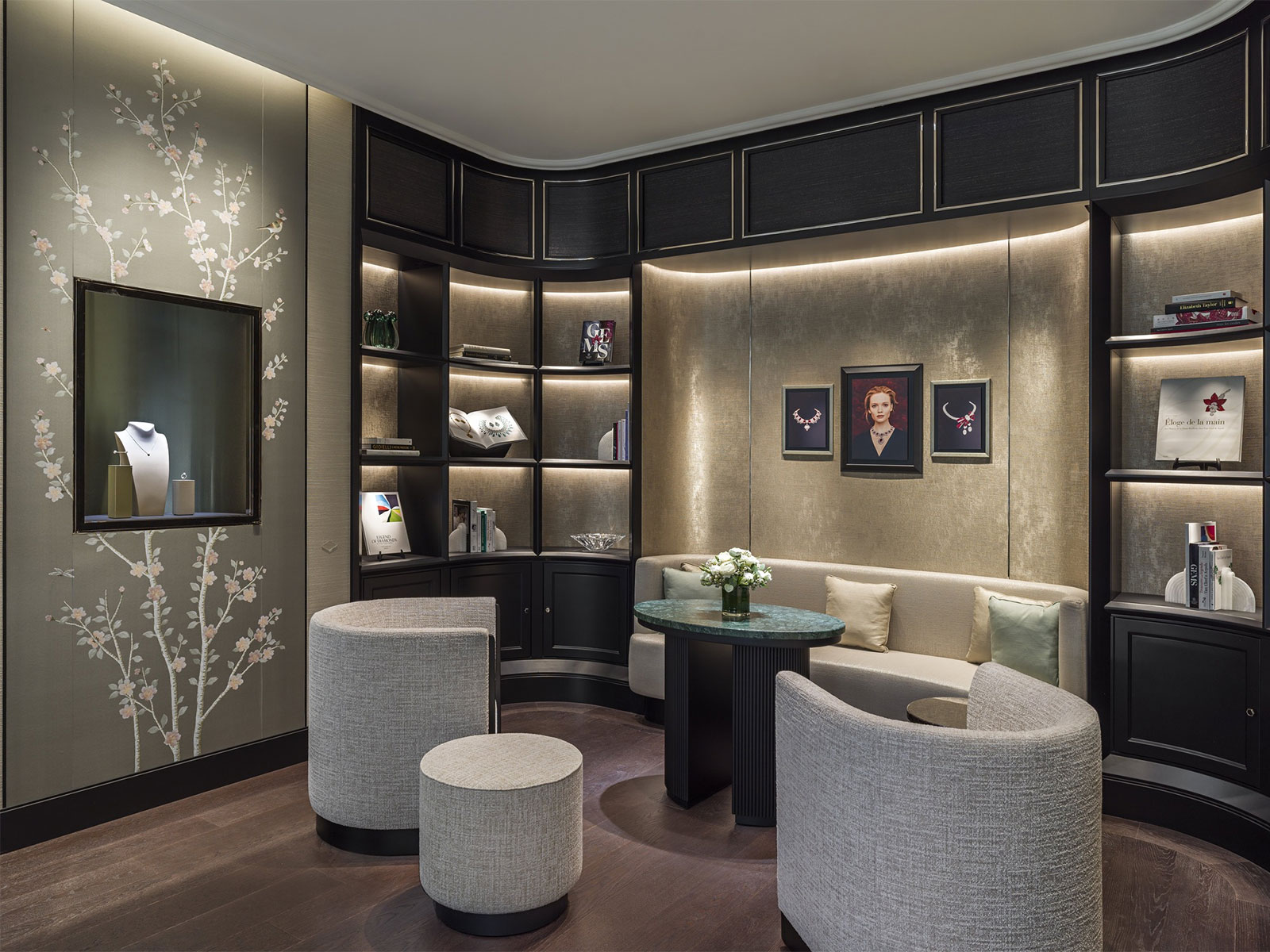 Chiến sự Trung Đông không thể cản Cartier và Van Cleef & Arpels phát triển vượt bậc缩略图