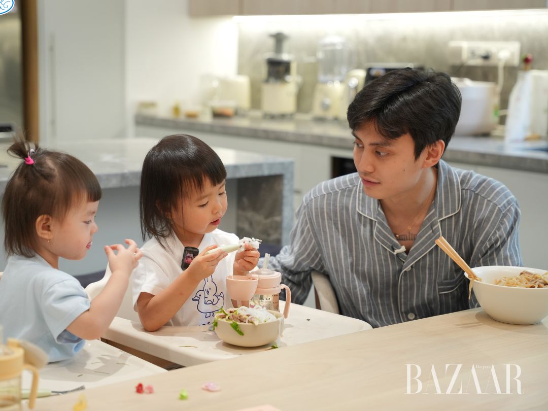 Ba Tuấn Dương bất lực, cảm thán trước mái tóc tự cắt của ái nữ缩略图