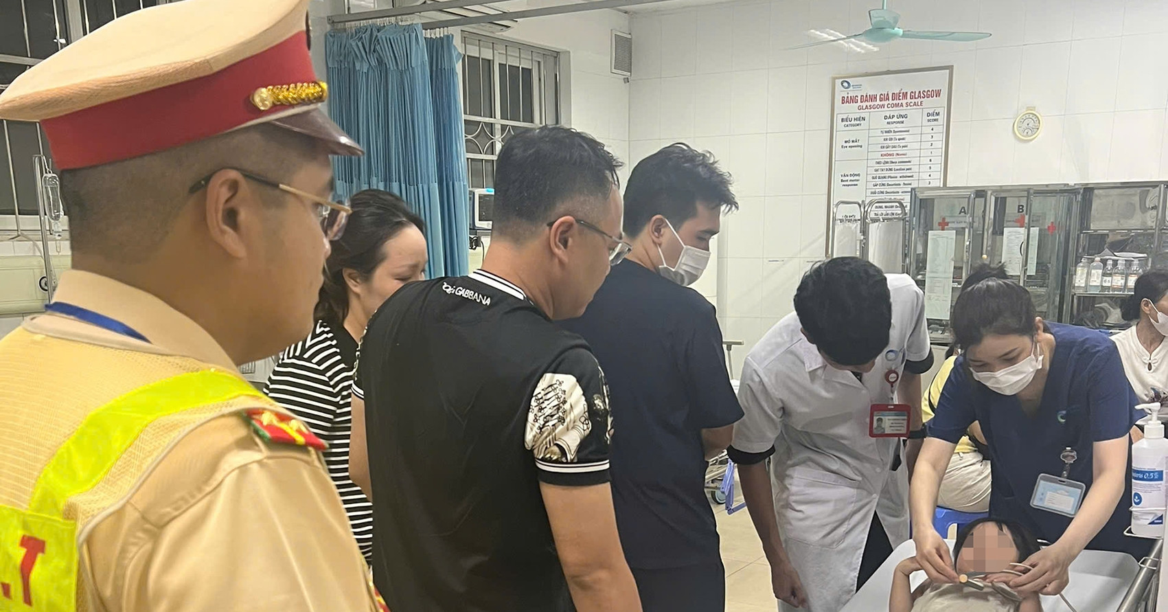 Cặp vợ chồng bế con gái 4 tuổi hốt hoảng cầu cứu, CSGT hành động khẩn缩略图