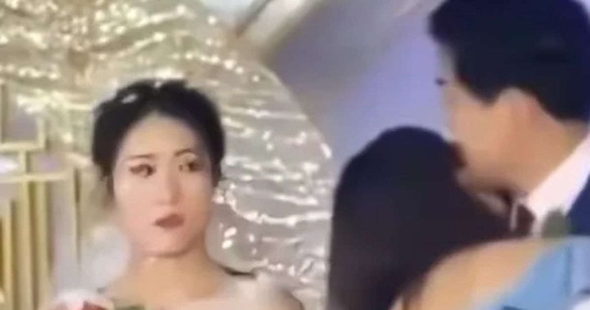 Chú rể khóc nấc khi bị tình cũ ôm hôn đắm đuối giữa đám cưới, cô dâu đứng hình sượng trân缩略图