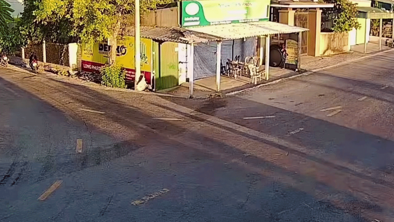 Clip: Xe máy &amp;apos;kẹp&amp;apos; ba lao vào ô tô, một người bị hất vào gầm缩略图
