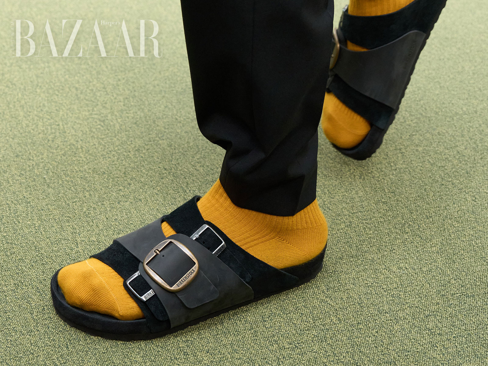 Sacai bắt tay Birkenstock tạo ra đôi dép xấu lạ mà thời thượng缩略图