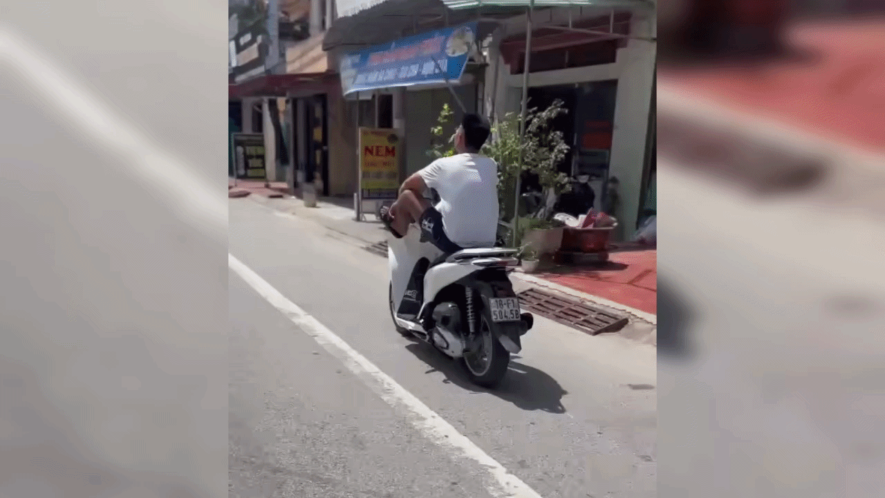 Lái xe SH bằng chân, nam thanh niên bị tịch thu phương tiện缩略图