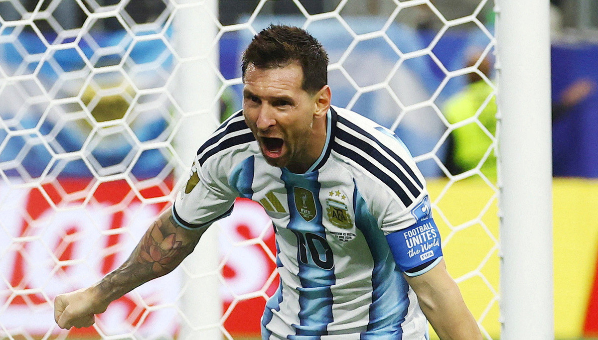 Messi khác biệt giữa làn sóng giày hồng ở World Cup 2026缩略图