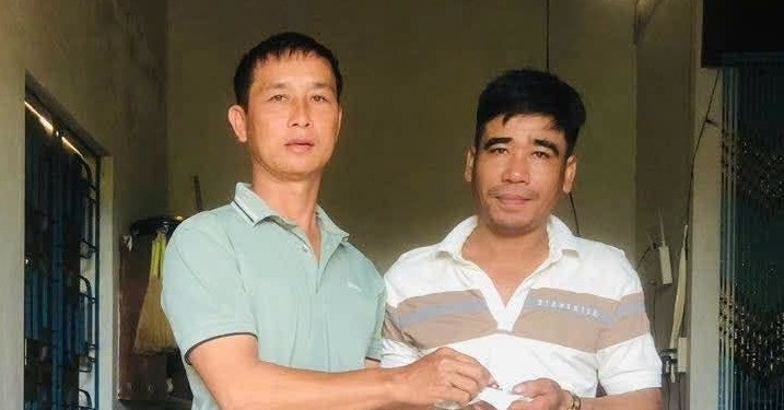 Nhặt túi chứa vàng trước chợ, vợ chồng Thôn đội trưởng trả lại người đánh rơi缩略图