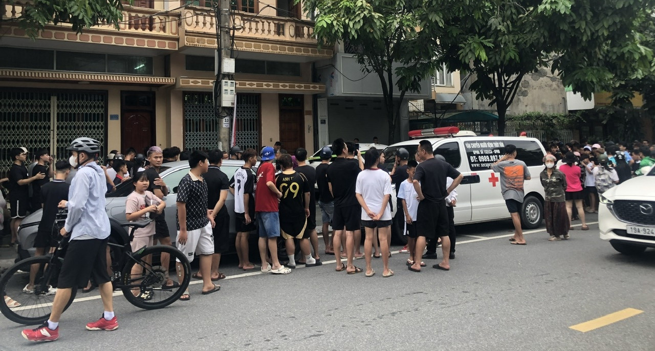 Nổ súng ở Lào Cai khiến 2 người thương vong, cảnh sát khám nghiệm hiện trường缩略图