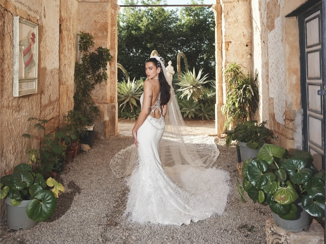 Dua Lipa và Chanel lăng-xê xu hướng váy cưới maximalism缩略图