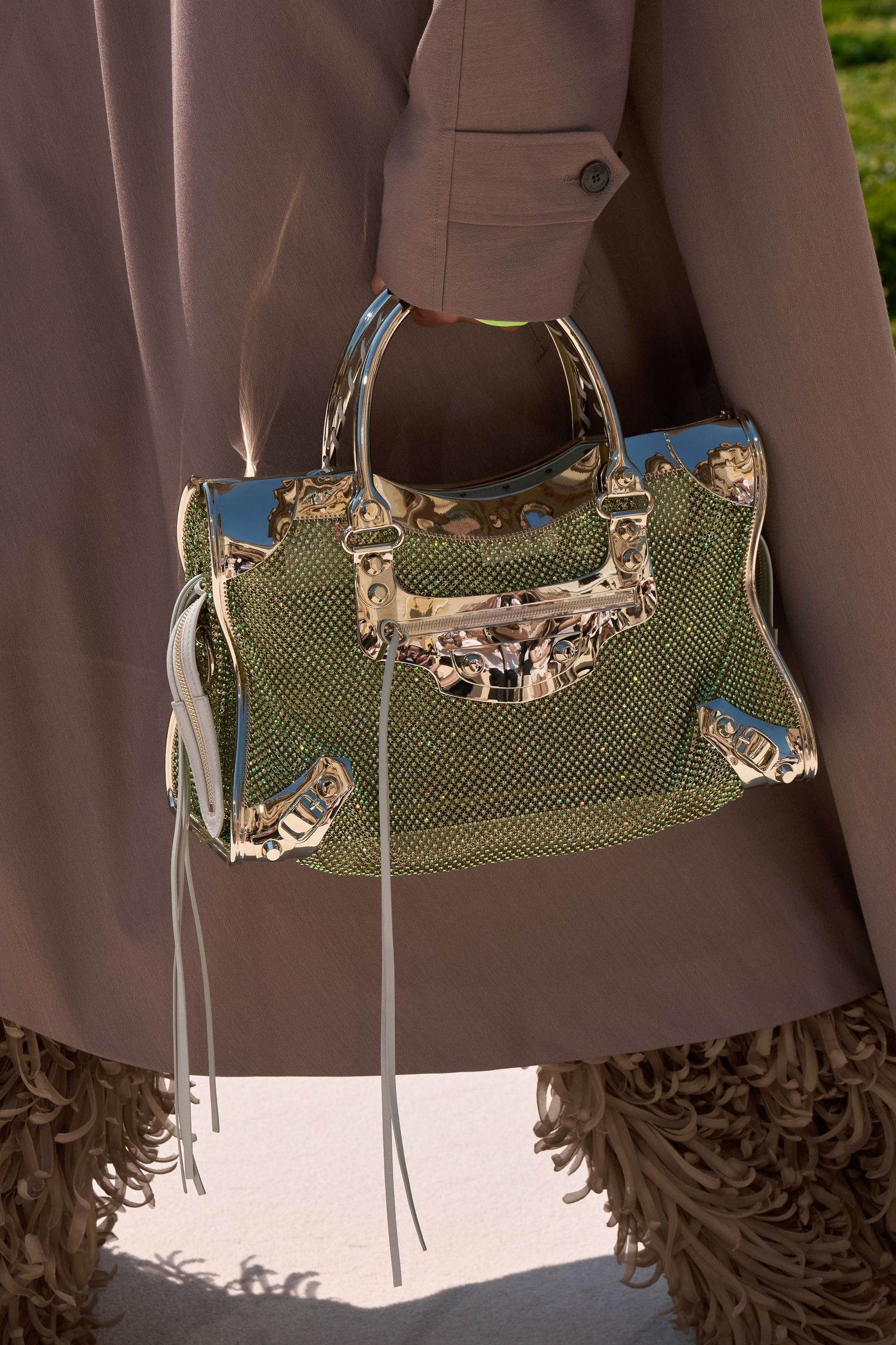 Khi túi xách City Bag của Balenciaga được haute couture hóa缩略图