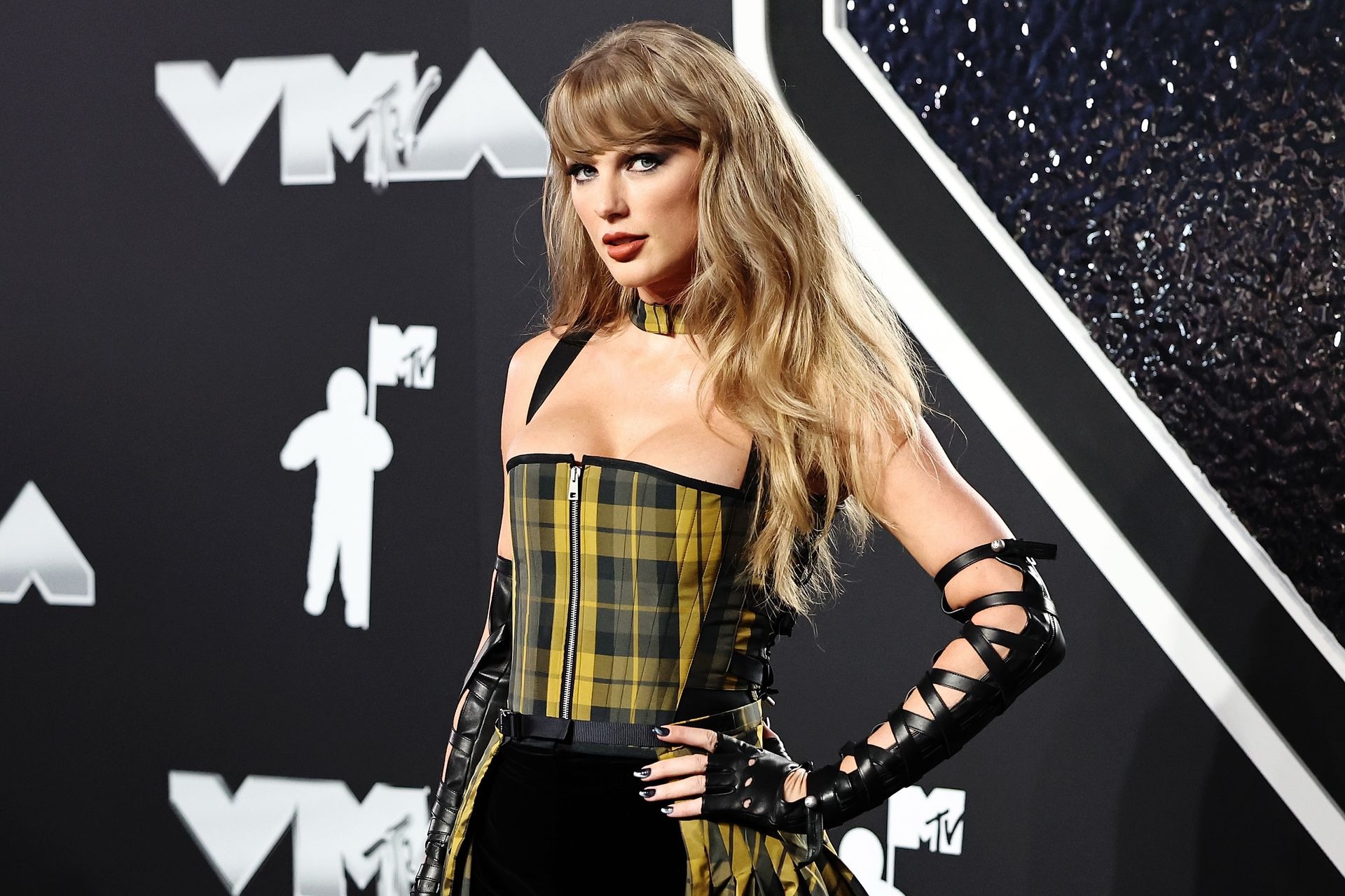 Taylor Swift và Dior: Khi sự nữ tính không đối lập với quyền lực缩略图