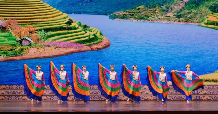 Váy màu tung bay: Âm hưởng điệu múa dân tộc Di từ vùng non nước Tây Nam缩略图