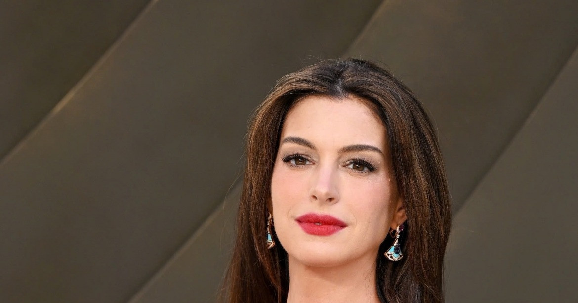 Anne Hathaway bế bụng bầu dự ra mắt The Odyssey, nhan sắc gây ngỡ ngàng缩略图