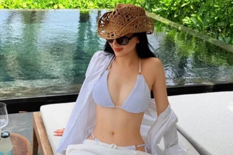 Áo sơ mi hững hờ khoe trọn eo thon cùng cơ bụng số 11 săn chắc, Bùi Quỳnh Hoa khiến fan &amp;apos;đứng ngồi không yên&amp;apos;缩略图