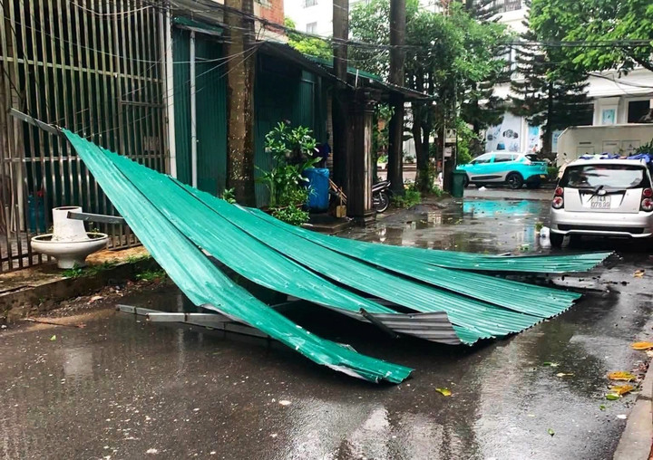 Bão số 1 sang Trung Quốc và suy yếu, hoàn lưu bão vẫn gây gió mạnh, mưa lớn缩略图