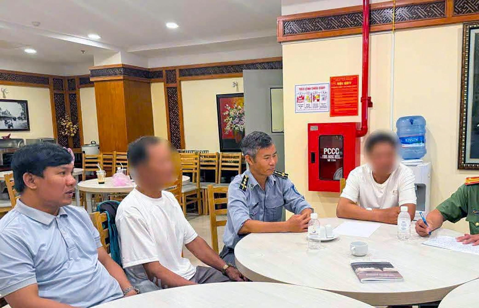 Bẻ hơn 10kg san hô ở biển Nha Trang, hai du khách bị phạt 50 triệu đồng缩略图