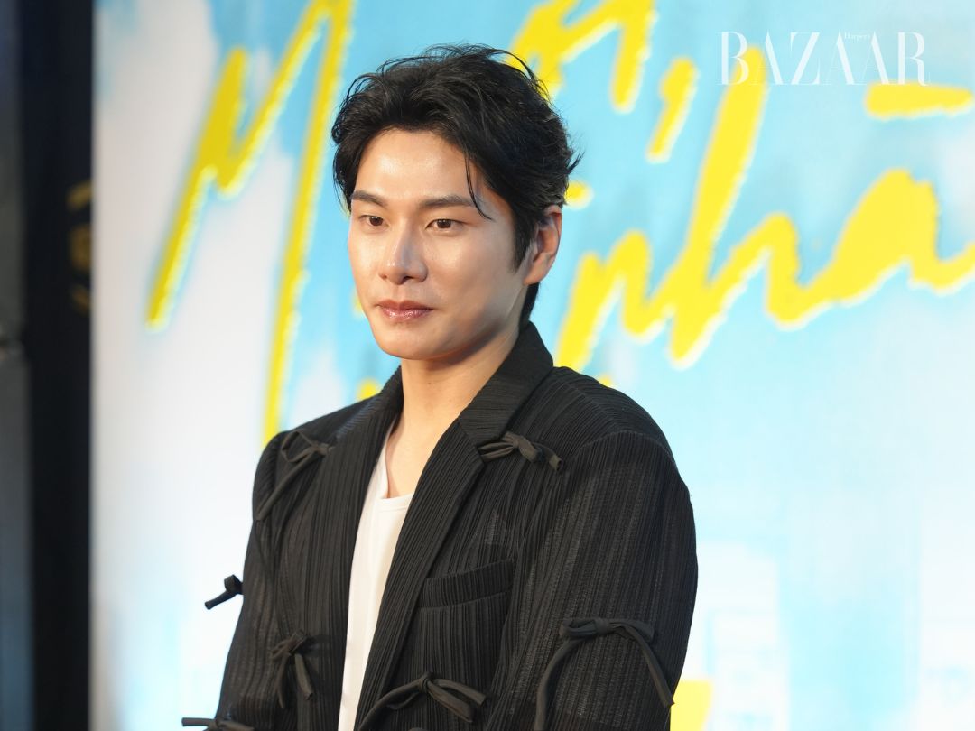 Lee Yi Kyung quỳ gối cảm ơn khán giả đi xem phim Mẹ Ơi, Về Nhà缩略图