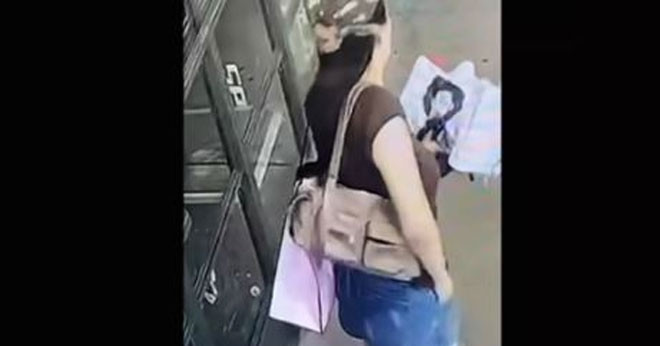 Camera ghi lại cảnh người phụ nữ nhặt được vòng tay kim cương hơn 240 triệu đồng, sau đó biến mất缩略图