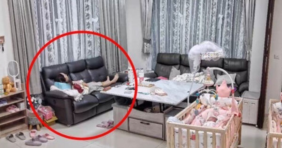 Camera ghi lại cảnh vô tâm của bảo mẫu: Mải lướt điện thoại, để mặc cặp sinh đôi quấy khóc缩略图