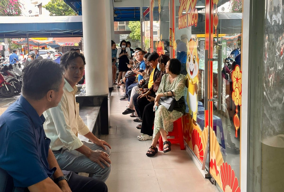 Cảnh hiếm thấy ở SJC: Khách chen nhau bán vàng, chờ cả ngày chưa tới lượt缩略图
