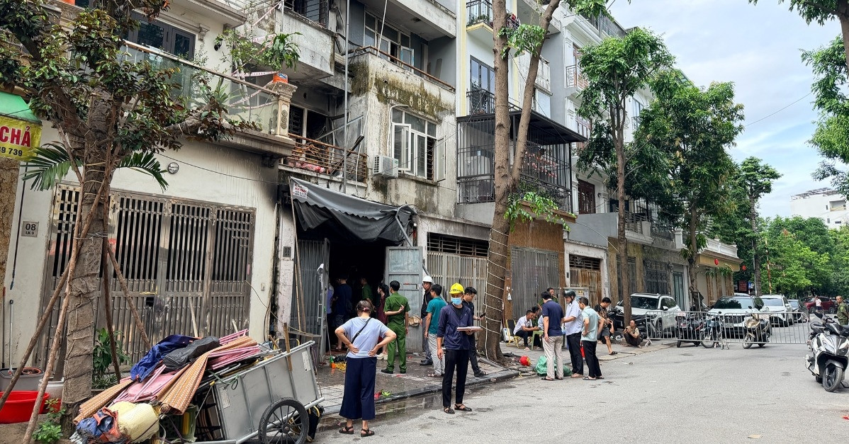 Cảnh sát khám nghiệm hiện trường vụ cháy biệt thự khiến 2 người tử vong ở Hà Nội缩略图