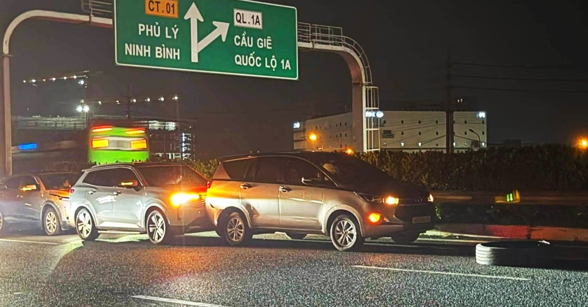 Cảnh sát truy tìm ô tô làm rơi vỏ lốp trên cao tốc, gây tai nạn liên hoàn缩略图