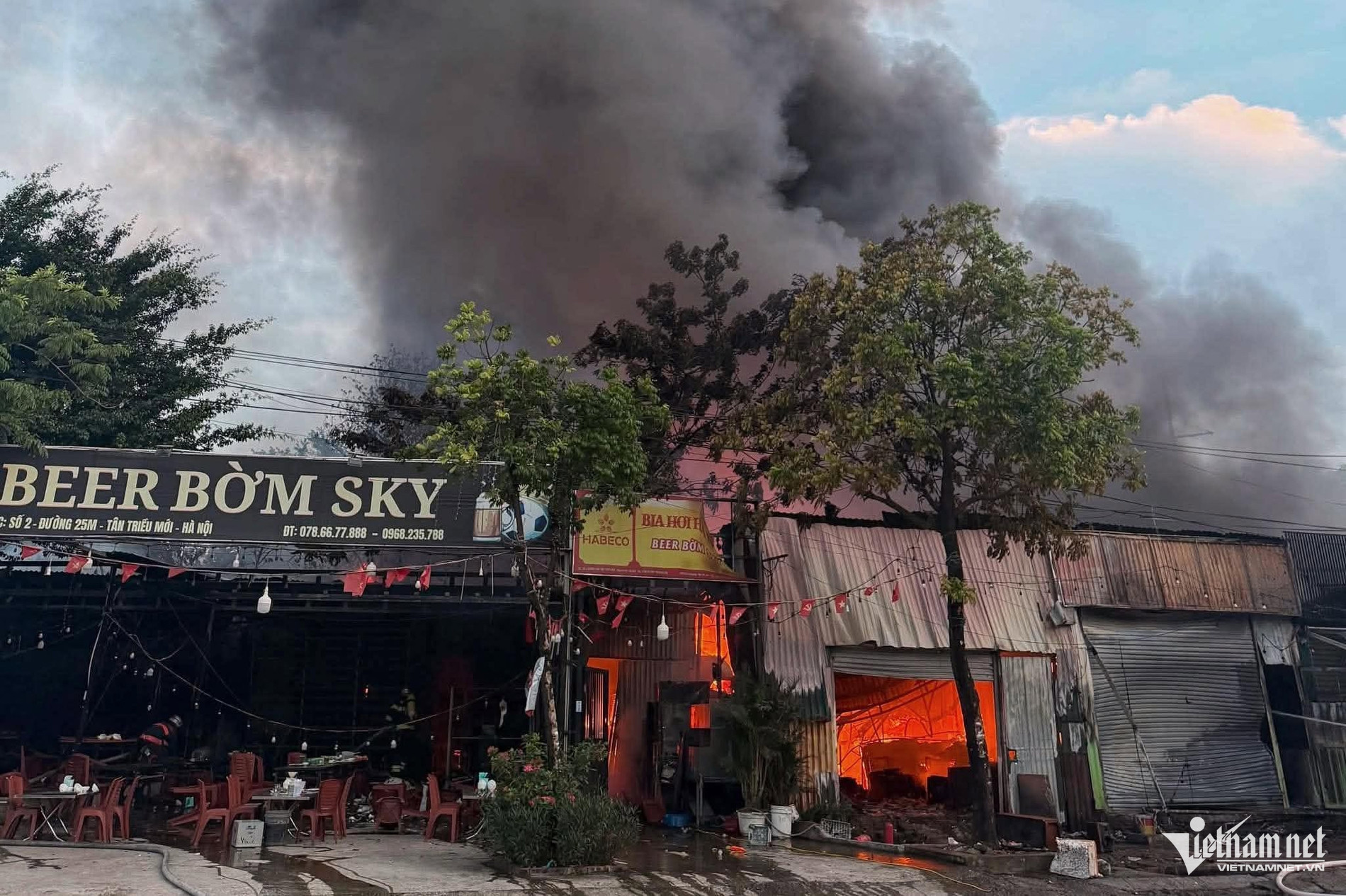 Cháy dữ dội dãy quán bia, lán xưởng tạm ở Hà Nội, nhiều tiếng nổ phát ra缩略图