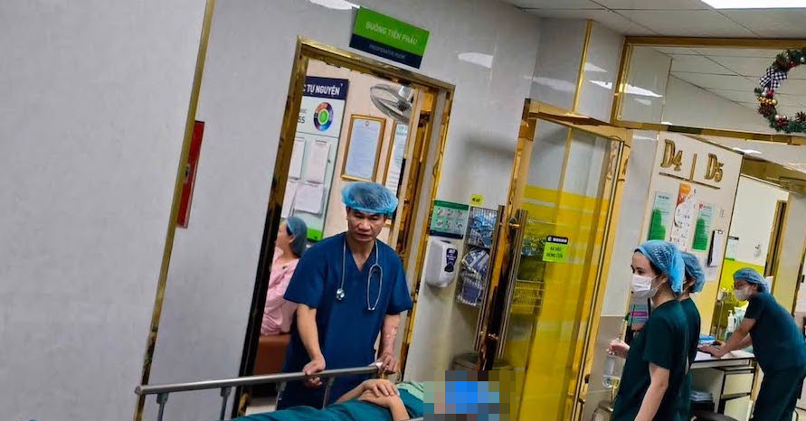 Chồng vào phòng mổ động viên vợ sinh, bất ngờ ngất xỉu khi con cất tiếng khóc缩略图