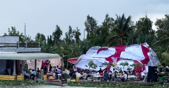 Chú rể Cần Thơ ngẩn ngơ nhìn rạp cưới bị cuốn bay vì lốc xoáy缩略图