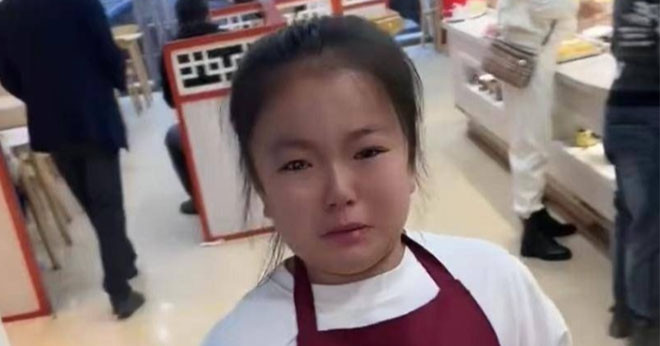 Con không chịu học bị mẹ cho đi làm nhân viên phục vụ, sau vài ngày liền bật khóc nói một câu缩略图