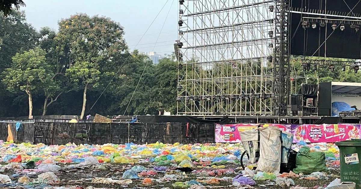Concert ở Hà Nội ngập rác, khán giả bì bõm lội bùn缩略图