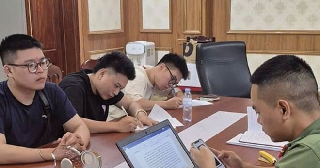 Công an làm việc với 3 thanh niên cợt nhả chương trình &amp;apos;Sao sáng dẫn đường&amp;apos;缩略图