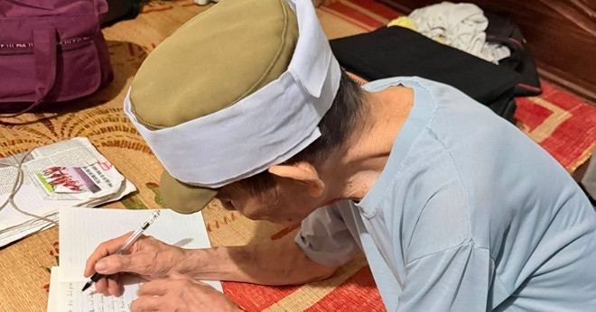 Cụ ông 92 tuổi ở Hưng Yên tự tay viết tiểu sử của vợ để đọc trong đám tang缩略图
