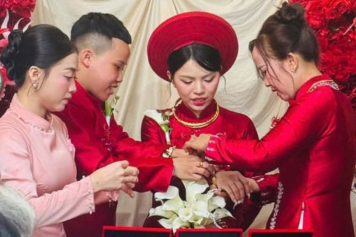 Đám cưới ‘không chú rể&amp;apos; ở miền Tây, hai gia đình tặng 11 sổ đỏ, 5 cây vàng缩略图