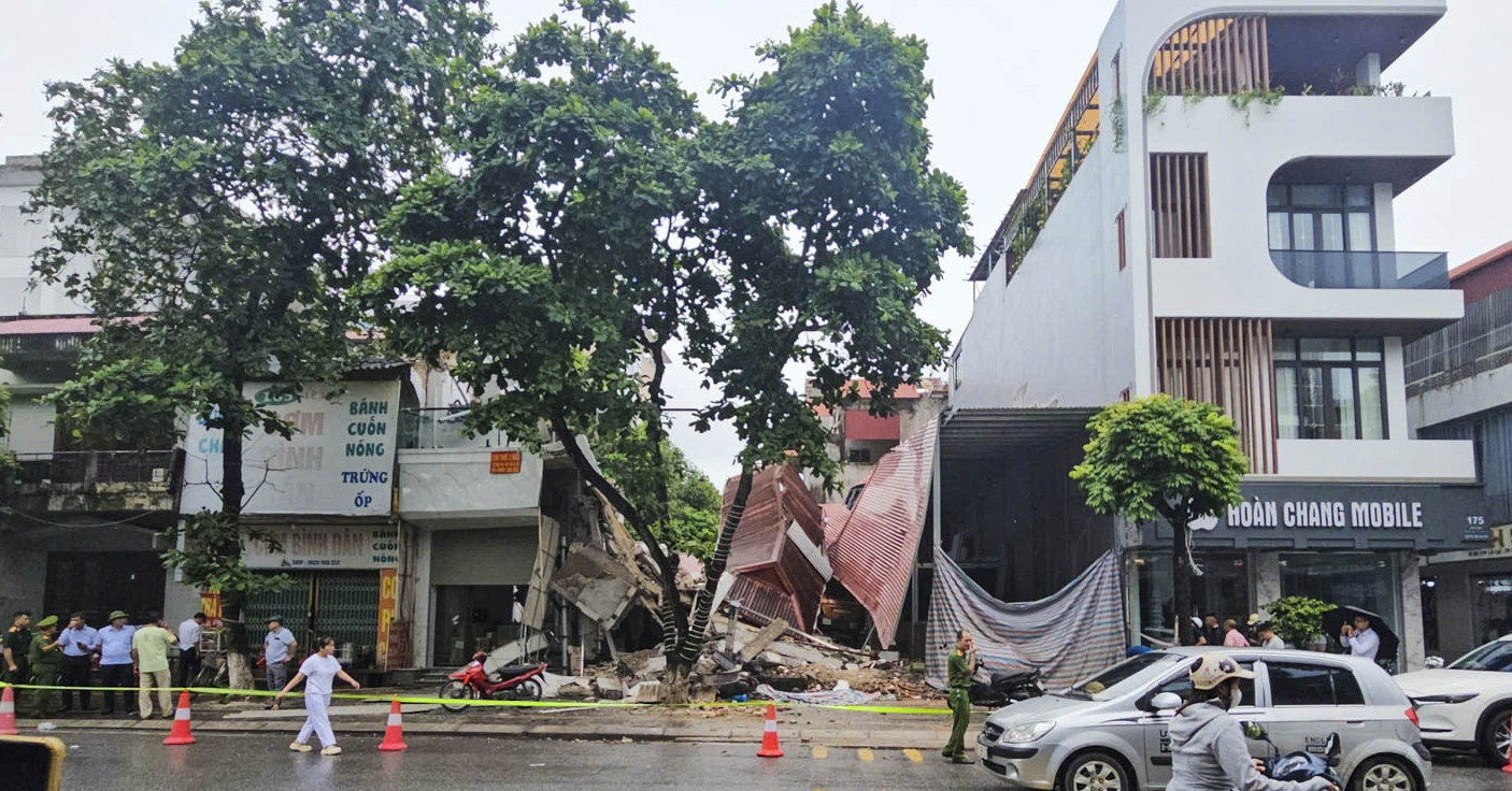 Đang tháo dỡ, hai căn nhà liền kề của cùng một chủ bất ngờ đổ sập缩略图