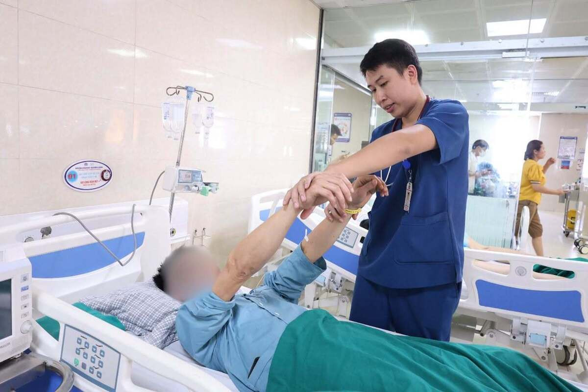 Đau đầu tự mua thuốc uống, người đàn ông nhập viện vì xuất huyết não缩略图