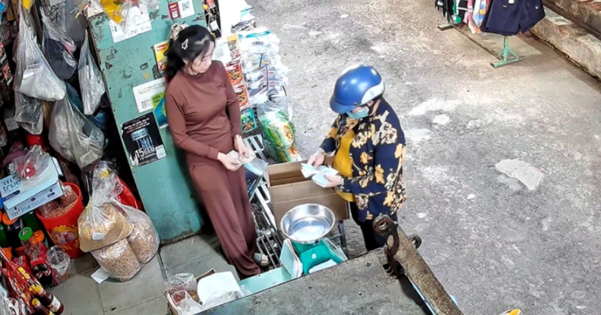 Đến trả 500.000 đồng nợ cũ từ nhiều năm, người phụ nữ chết lặng trước câu nói của con gái chủ tiệm缩略图