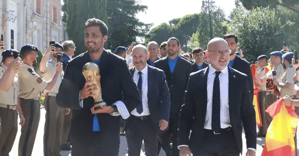 Đội tuyển Tây Ban Nha suit chỉn chu diện kiến hoàng gia sau chức vô địch World Cup 2026缩略图