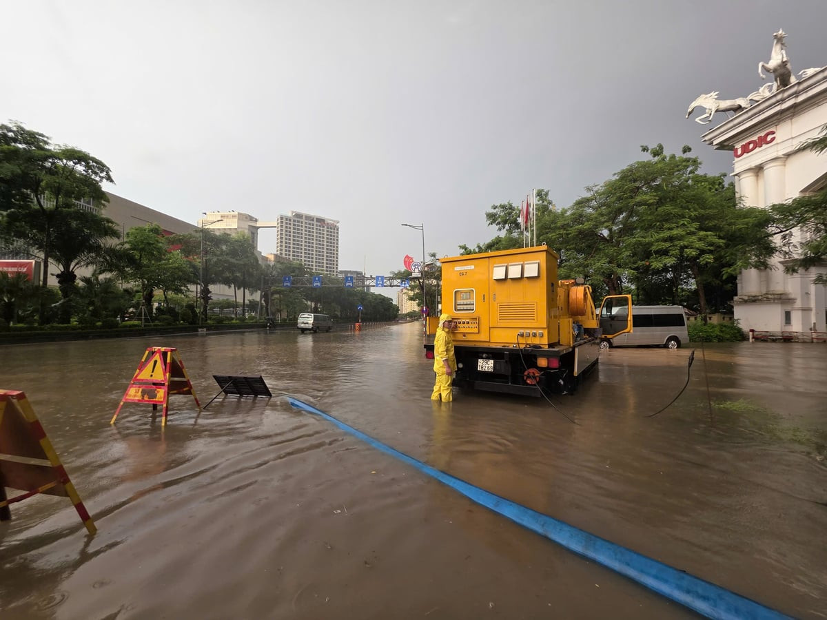 Hà Nội lý giải nguyên nhân ngập cục bộ trên đường Võ Chí Công sau trận mưa lớn缩略图