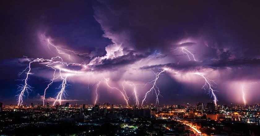 Hà Nội, Ninh Bình, Hưng Yên hứng chịu hàng trăm cú sét đánh缩略图