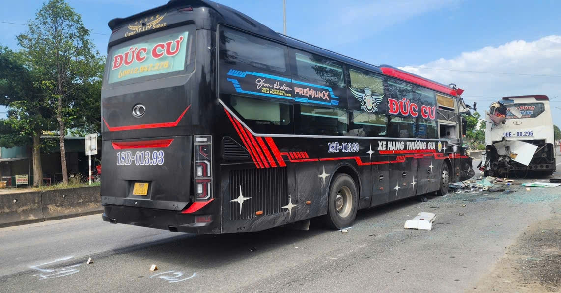 Hai xe khách va chạm trên quốc lộ 1, phụ xe mắc kẹt trong cabin tử vong缩略图