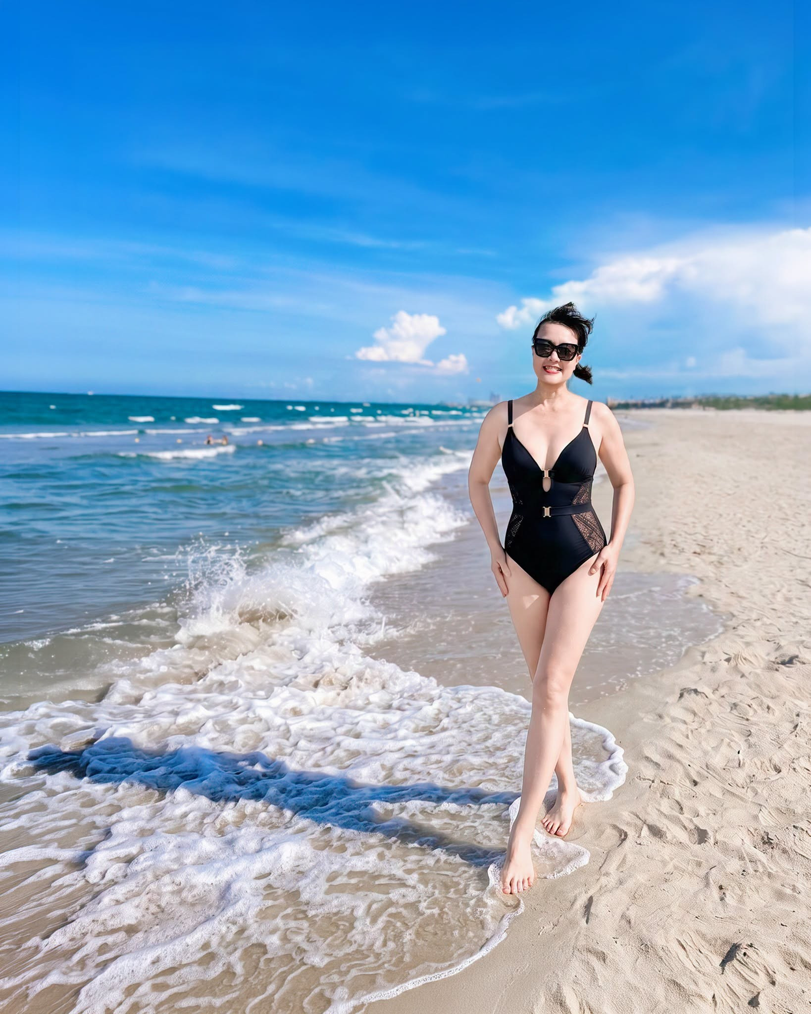 Hiếm hoi khoe dáng với bikini, NSND Vân Dung khiến khán giả không thể rời mắt缩略图