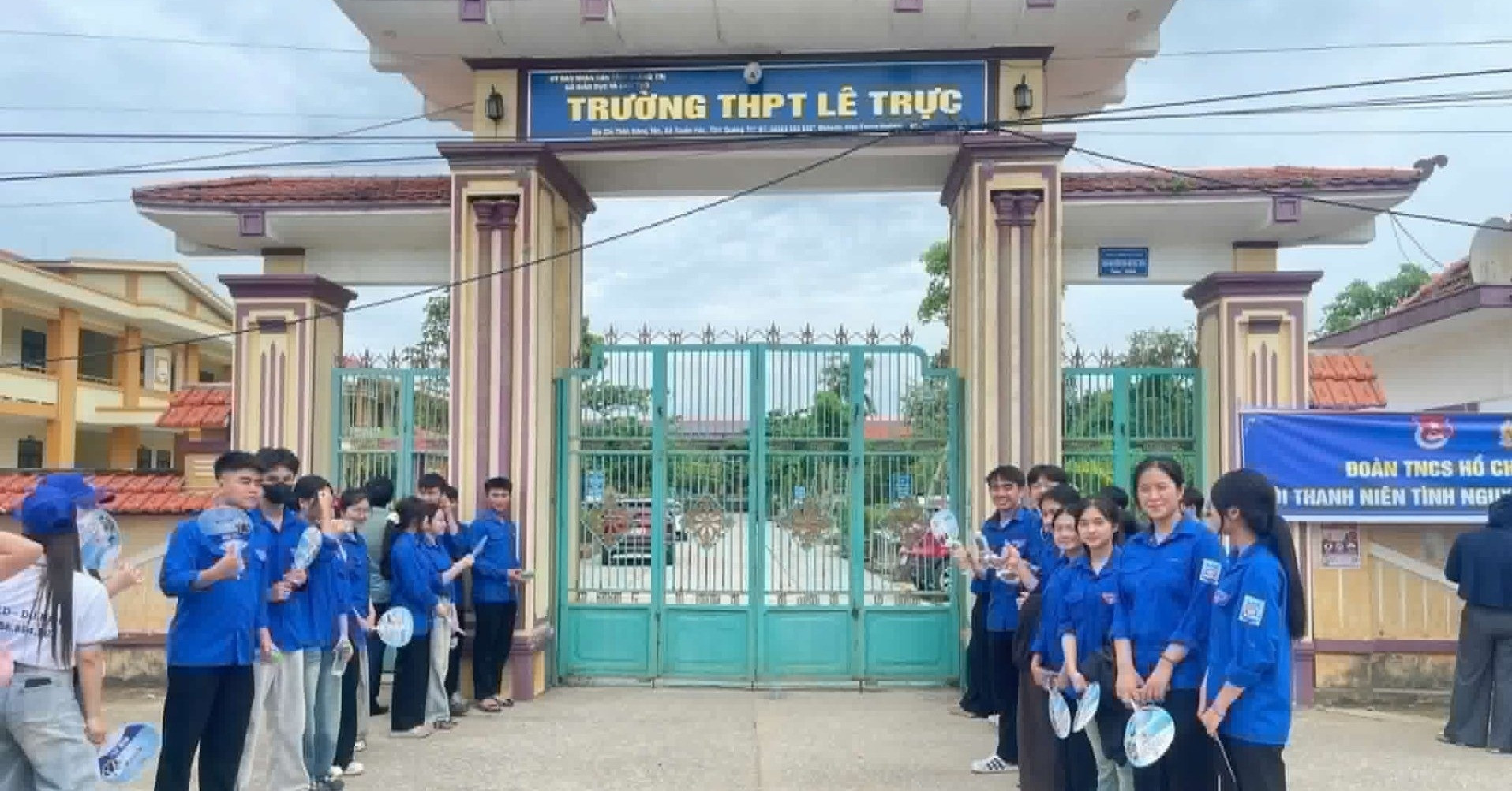 Hiệu trưởng ở Quảng Trị lên tiếng về phản ánh giám thị chỉ bài thi cho con trai缩略图