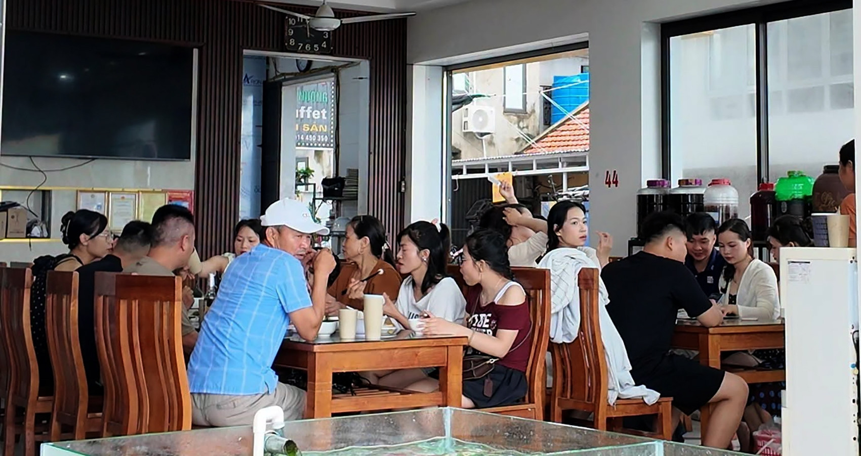 Hơn 2.800 du khách vẫn trên đảo Cô Tô khi bão số 1 sắp tiếp cận缩略图