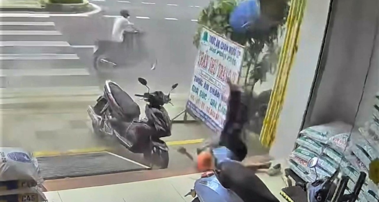 Khoảnh khắc thùng phuy phát nổ như bom, hất văng người đàn ông trên vỉa hè缩略图