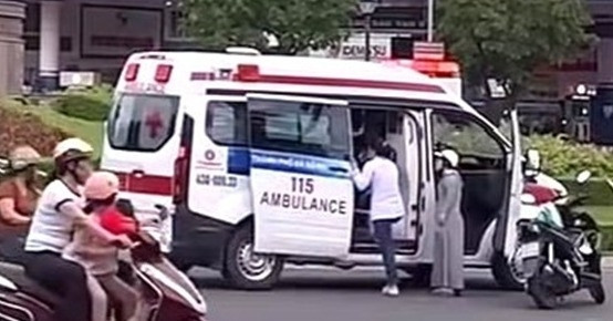 Khoảnh khắc xe cấp cứu dừng giữa đường cứu bé trai thu hút hàng nghìn lượt thích缩略图