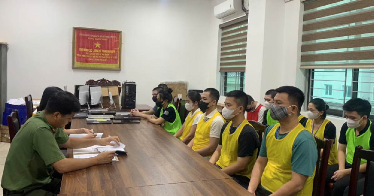 Khởi tố 42 đối tượng mua bán dữ liệu và tổ chức đánh bạc, thu giữ 42 cây vàng缩略图