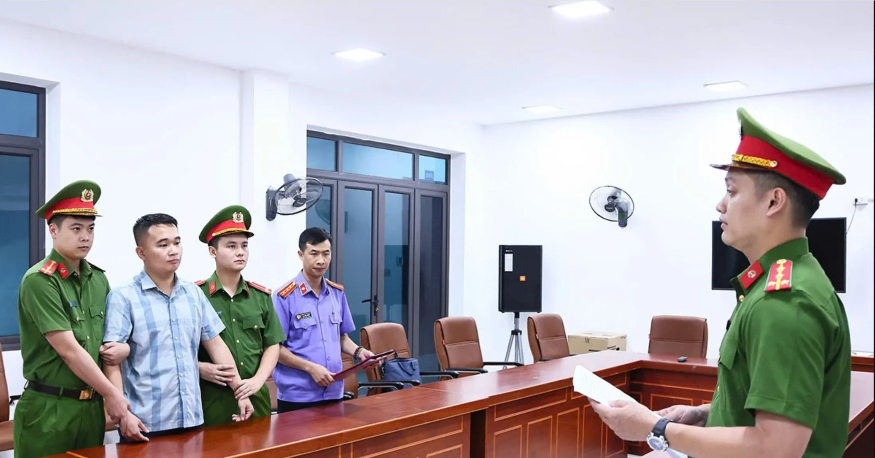 Lệnh giữ khẩn cấp giáo viên Trường THPT Chuyên Tuyên Quang trong vụ 146 điểm 10 môn Toán缩略图